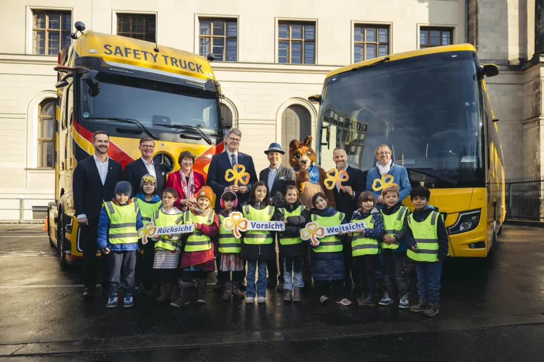 I costruttori di veicoli di grandi dimensioni, come camion e autobus, sentono la responsabilità sociale di garantire il massimo livello di sicurezza a tutti gli utenti della strada. A maggior ragione in un momento di transizione come quello attuale, che vede l’entrata in sevizio di un numero crescente di mezzi a trazione elettrica, diversi da quelli tradizionali.