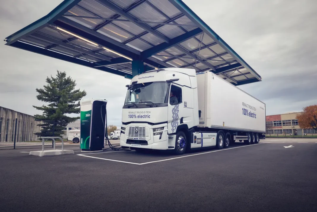 La Casa francese ha colto l’occasione del Salone del veicolo industriale e della carrozzeria di Lione (Solutrans) per presentare i nuovi modelli della gamma elettrica E-Tech