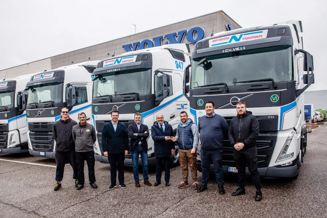I diciannove FH con motorizzazione LNG da 500 Cv, forniti dalla concessionaria Covei di Catania e preparati con il supporto del Volvo Truck Center Verona, si inseriscono nel percorso virtuoso della Nicolosi Trasporti di Catania per ridurre l’impatto ambientale della propria flotta, composta da oltre 450 camion.