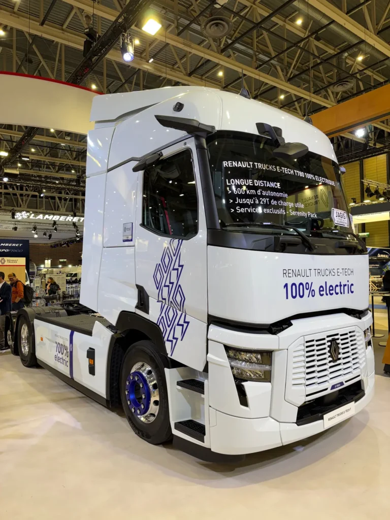 La Casa francese ha colto l’occasione del Salone del veicolo industriale e della carrozzeria di Lione (Solutrans) per presentare i nuovi modelli della gamma elettrica E-Tech