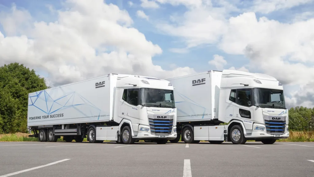 “Sarà una presentazione un po’ al di fuori dei canoni tradizionali, poiché non si parlerà di motori a combustione interna. Come costruttori di camion siamo, infatti, proiettati verso quello che riteniamo sia il futuro del trasporto su strada, nei segmenti della distribuzione urbana, dei collegamenti regionali e della linea, che sarà basato su due pilastri, le trazioni alternative al gasolio e, soprattutto, la connettività” ha preannunciato Massimo Dodoni, Ad di DAF Veicoli Industriali all’inizio della conferenza stampa di fine anno del brand olandese.