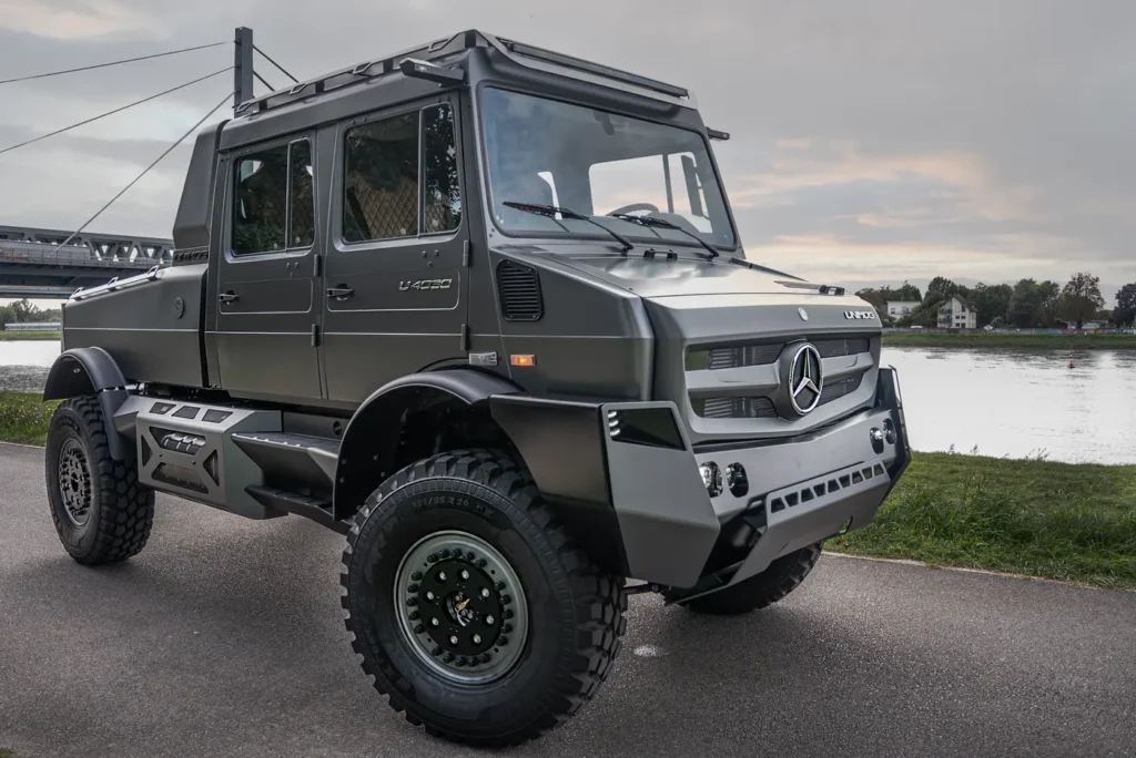 Quando si parla dell’Unimog vengono subito alla mente le due anime del 4x4 di Mercedes-Benz Special Trucks: quella del camion porta attrezzi tuttofare, e quella del veicolo per l’offroad estremo.
