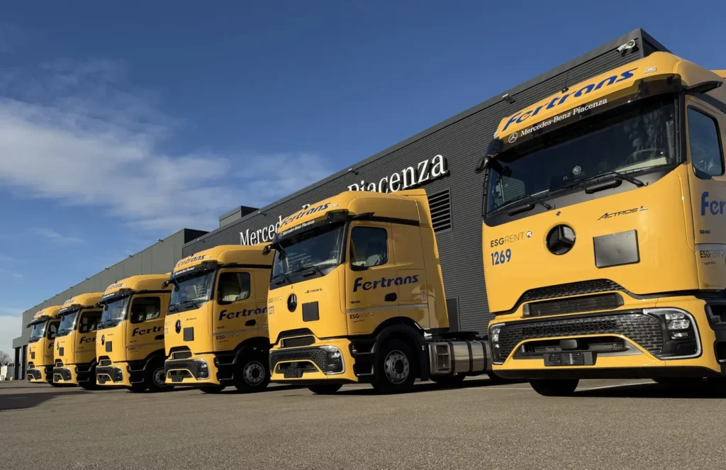 Fertrans, una delle più importanti aziende di trasporti nazionali e transazionali in Europa, ha deciso di aggiungere alla propria flotta di veicoli 120 nuovi Actros L Procabin di Mercedes-Benz Trucks, consegnati presso la sede di Daimler Truck Retail Italia a Piacenza, vicino alla sede operativa dell'azienda. 