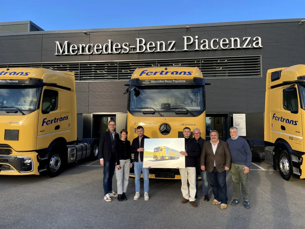 Fertrans, una delle più importanti aziende di trasporti nazionali e transazionali in Europa, ha deciso di aggiungere alla propria flotta di veicoli 120 nuovi Actros L Procabin di Mercedes-Benz Trucks, consegnati presso la sede di Daimler Truck Retail Italia a Piacenza, vicino alla sede operativa dell'azienda.