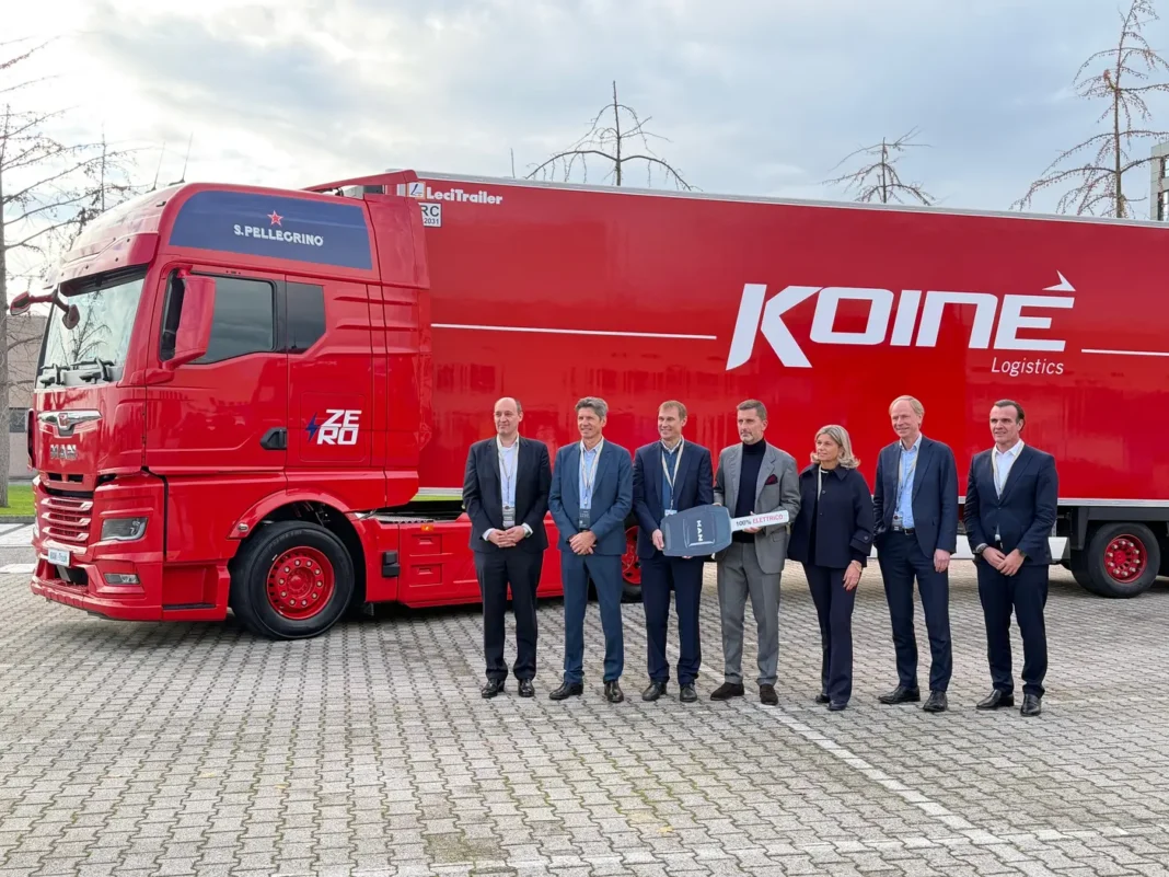 MAN Truck & Bus Italia ha consegnato a Koinè, società di trasporti e logistica di Levate (Bergamo), due trattori a trazione elettrica eTGX, destinati alla movimentazione delle acque minerali del Gruppo San Pellegrino.