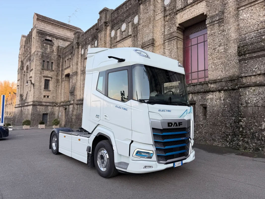“Sarà una presentazione un po’ al di fuori dei canoni tradizionali, poiché non si parlerà di motori a combustione interna. Come costruttori di camion siamo, infatti, proiettati verso quello che riteniamo sia il futuro del trasporto su strada, nei segmenti della distribuzione urbana, dei collegamenti regionali e della linea, che sarà basato su due pilastri, le trazioni alternative al gasolio e, soprattutto, la connettività” ha preannunciato Massimo Dodoni, Ad di DAF Veicoli Industriali all’inizio della conferenza stampa di fine anno del brand olandese.