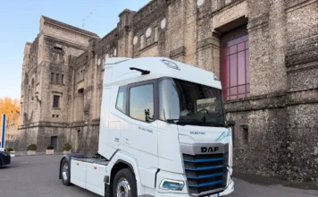 “Sarà una presentazione un po’ al di fuori dei canoni tradizionali, poiché non si parlerà di motori a combustione interna. Come costruttori di camion siamo, infatti, proiettati verso quello che riteniamo sia il futuro del trasporto su strada, nei segmenti della distribuzione urbana, dei collegamenti regionali e della linea, che sarà basato su due pilastri, le trazioni alternative al gasolio e, soprattutto, la connettività” ha preannunciato Massimo Dodoni, Ad di DAF Veicoli Industriali all’inizio della conferenza stampa di fine anno del brand olandese.