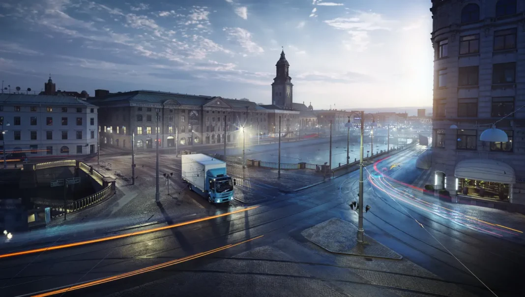 Il medio FL Electric di Volvo Trucks è ora offerto nella versione da 14 tonnellate di massa totale a terra con una nuova configurazione del pacco batterie, adatta alle missioni di trasporto in ambito urbano.