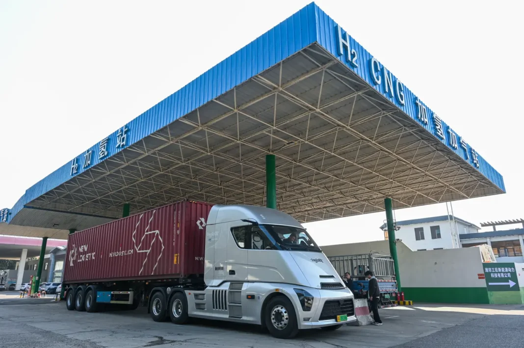 La Cina, da paese high-tech, si sta muovendo con grande rapidità sulla strada della transizione energetica verso le trazioni alternative al gasolio per de-carbonizzare il trasporto su strada.