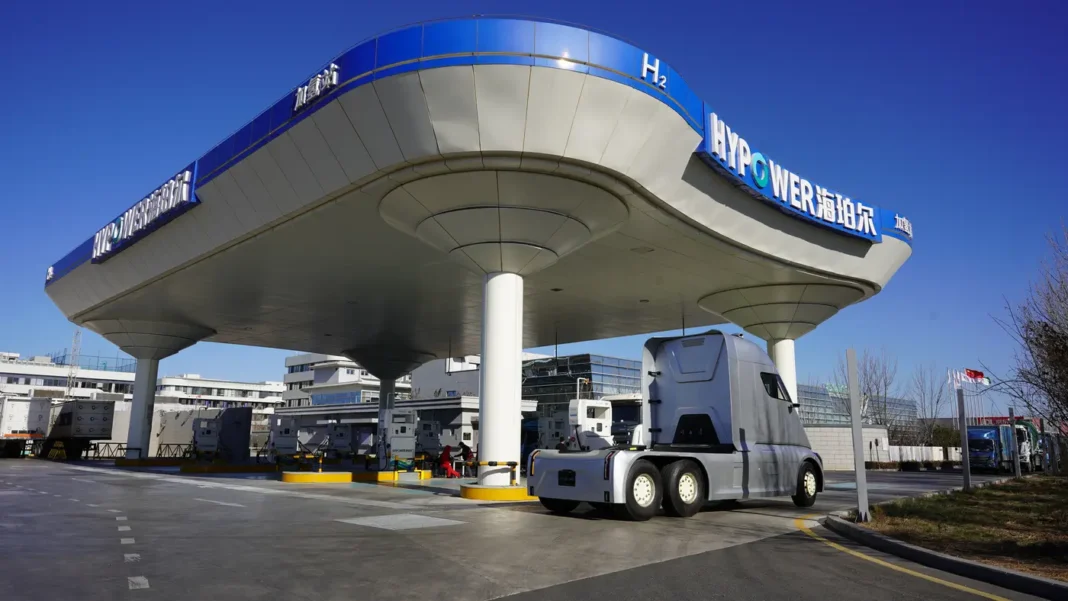 As a high-tech country, China is rapidly transitioning to alternative traction systems in order to decarbonise road transport. The latest evidence comes from data on medium and heavy truck registrations, as well as from the latest Wuhan Commercial Vehicle Show (CCVS). The growth of alternative drivelineshas been impressive over the last two or three years.