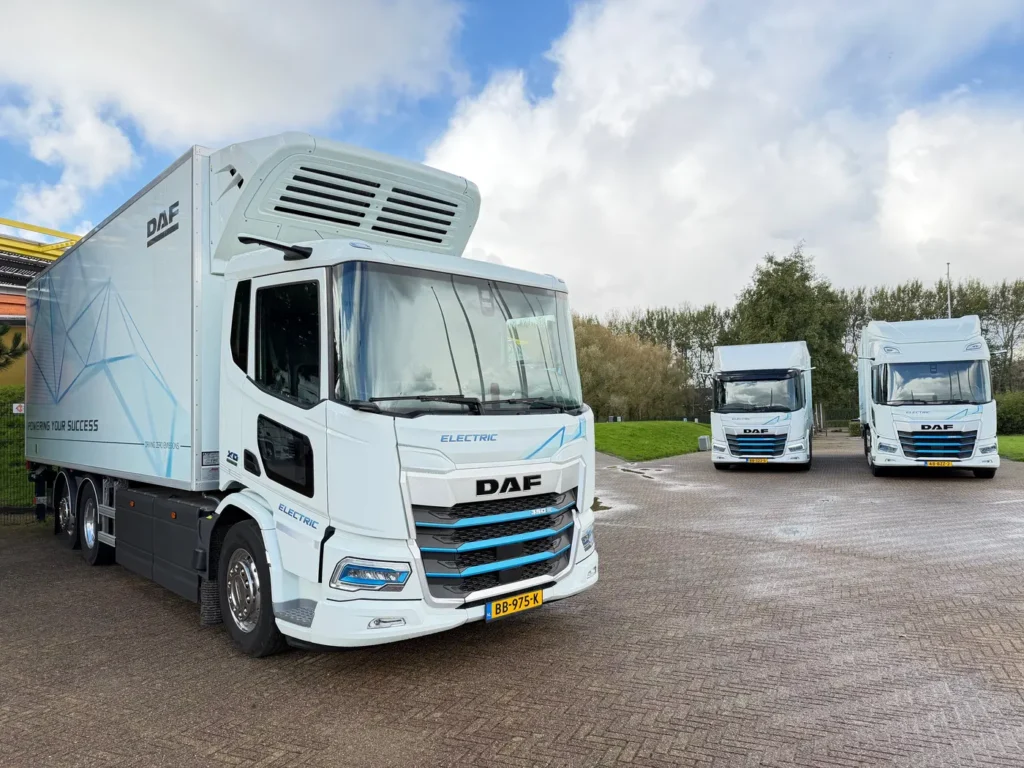 “Sarà una presentazione un po’ al di fuori dei canoni tradizionali, poiché non si parlerà di motori a combustione interna. Come costruttori di camion siamo, infatti, proiettati verso quello che riteniamo sia il futuro del trasporto su strada, nei segmenti della distribuzione urbana, dei collegamenti regionali e della linea, che sarà basato su due pilastri, le trazioni alternative al gasolio e, soprattutto, la connettività” ha preannunciato Massimo Dodoni, Ad di DAF Veicoli Industriali all’inizio della conferenza stampa di fine anno del brand olandese.