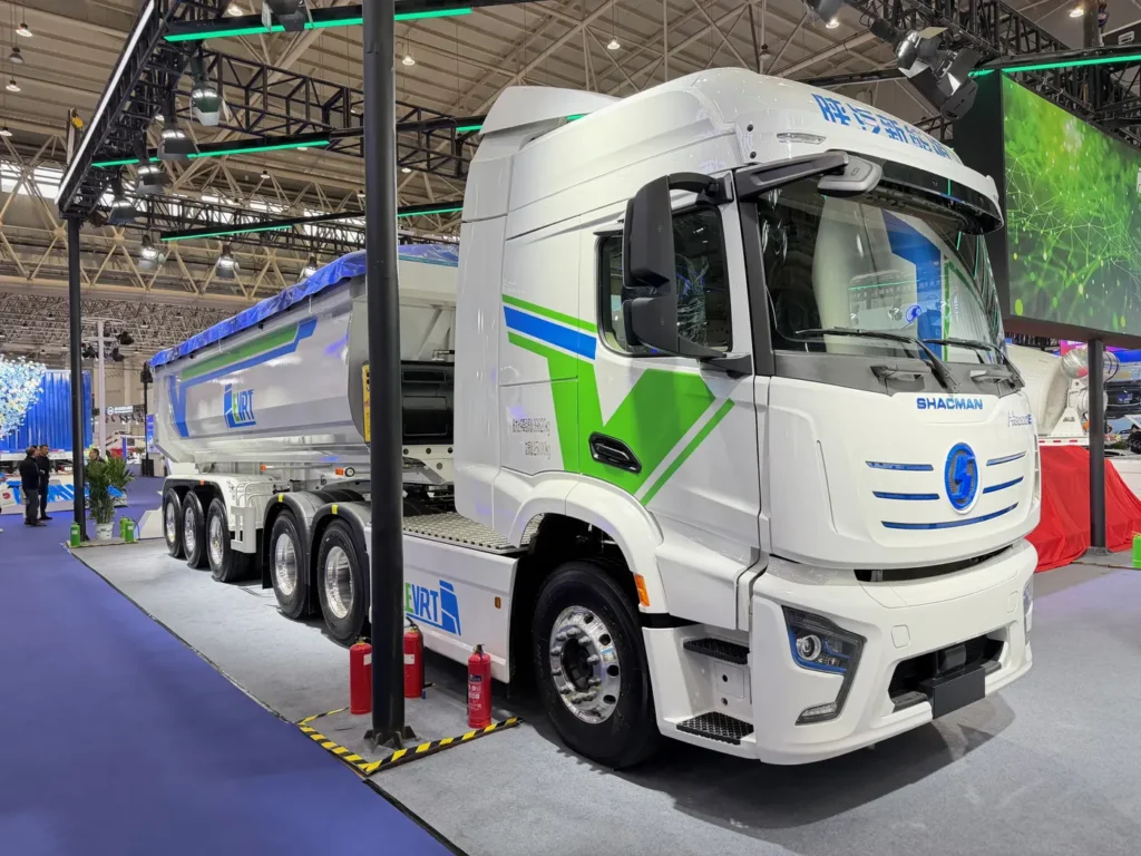 La Cina, da paese high-tech, si sta muovendo con grande rapidità sulla strada della transizione energetica verso le trazioni alternative al gasolio per de-carbonizzare il trasporto su strada.