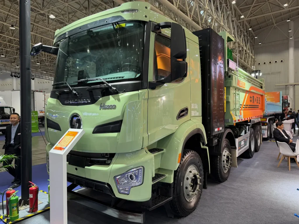 La Cina, da paese high-tech, si sta muovendo con grande rapidità sulla strada della transizione energetica verso le trazioni alternative al gasolio per de-carbonizzare il trasporto su strada.