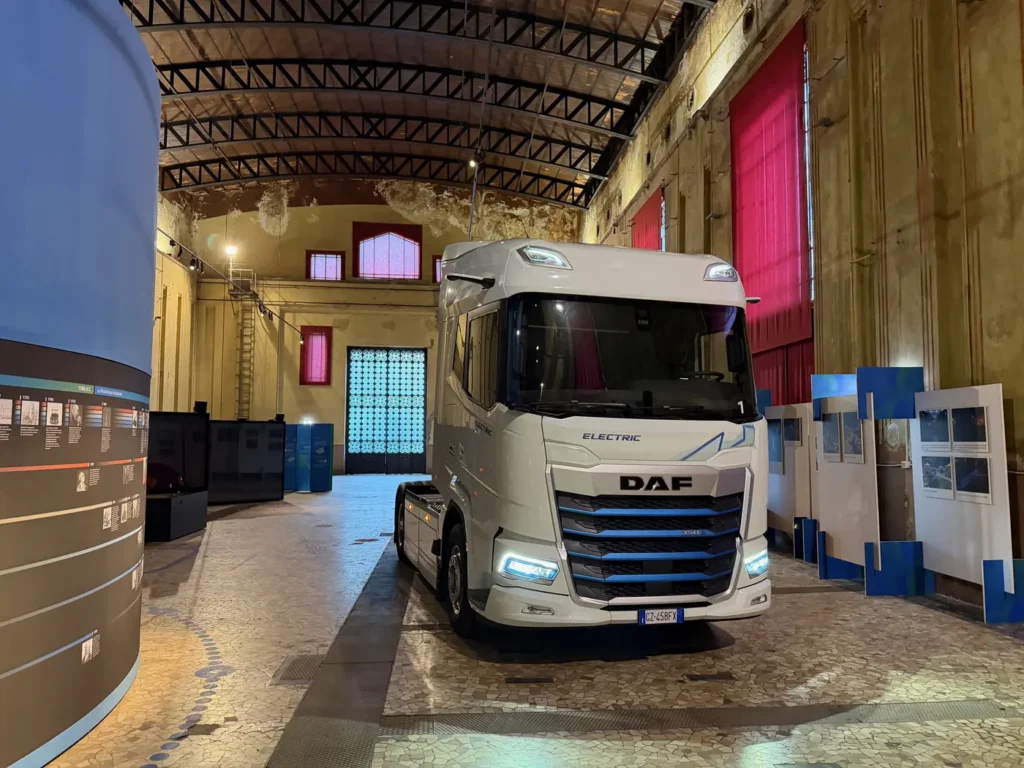 “Sarà una presentazione un po’ al di fuori dei canoni tradizionali, poiché non si parlerà di motori a combustione interna. Come costruttori di camion siamo, infatti, proiettati verso quello che riteniamo sia il futuro del trasporto su strada, nei segmenti della distribuzione urbana, dei collegamenti regionali e della linea, che sarà basato su due pilastri, le trazioni alternative al gasolio e, soprattutto, la connettività” ha preannunciato Massimo Dodoni, Ad di DAF Veicoli Industriali all’inizio della conferenza stampa di fine anno del brand olandese.