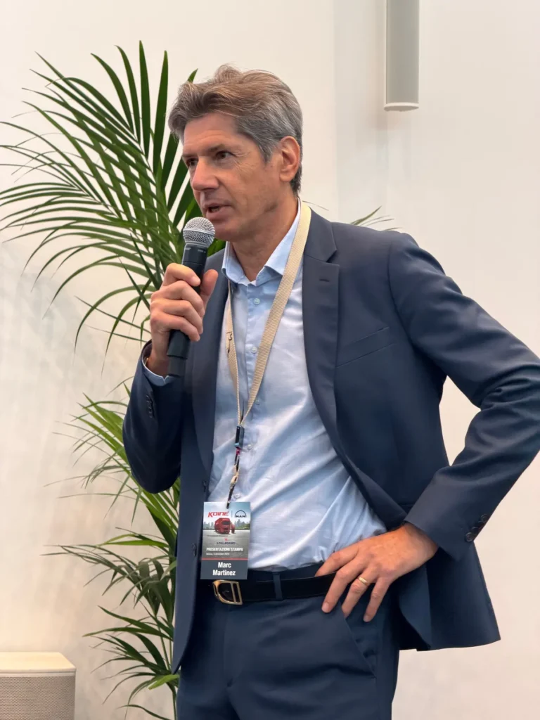 MAN Truck & Bus Italia ha consegnato a Koinè, società di trasporti e logistica di Levate (Bergamo), due trattori a trazione elettrica eTGX, destinati alla movimentazione delle acque minerali del Gruppo San Pellegrino.