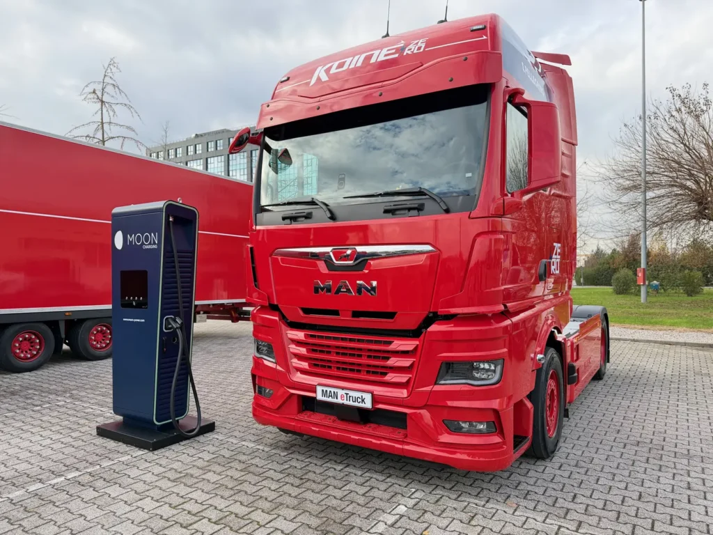MAN Truck & Bus Italia ha consegnato a Koinè, società di trasporti e logistica di Levate (Bergamo), due trattori a trazione elettrica eTGX, destinati alla movimentazione delle acque minerali del Gruppo San Pellegrino.