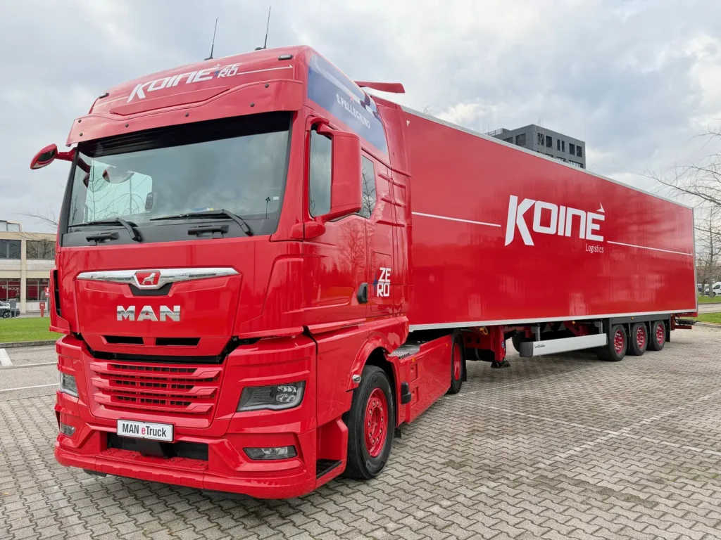 MAN Truck & Bus Italia ha consegnato a Koinè, società di trasporti e logistica di Levate (Bergamo), due trattori a trazione elettrica eTGX, destinati alla movimentazione delle acque minerali del Gruppo San Pellegrino.