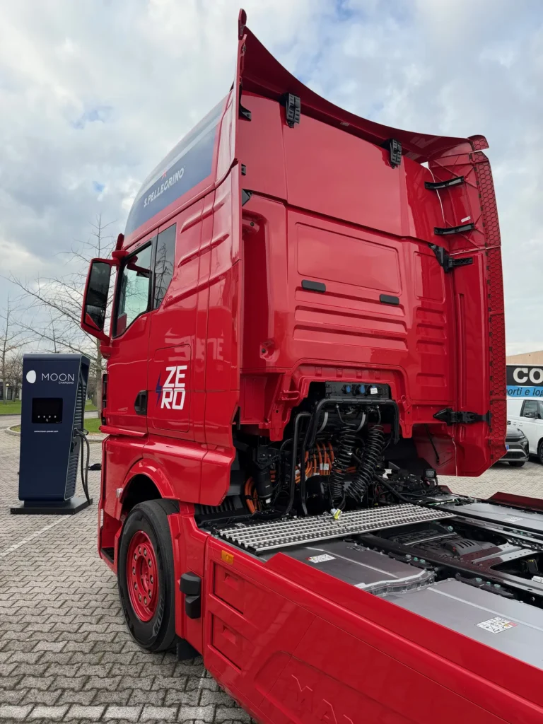 MAN Truck & Bus Italia ha consegnato a Koinè, società di trasporti e logistica di Levate (Bergamo), due trattori a trazione elettrica eTGX, destinati alla movimentazione delle acque minerali del Gruppo San Pellegrino.
