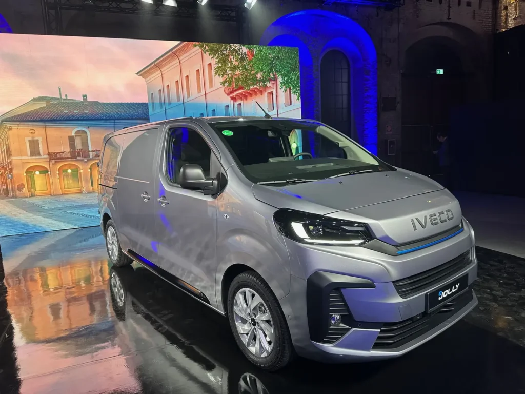 GATE Mobility, joint venture tra DLL (De Lage Landen International), leader globale nelle soluzioni di leasing e finanza aziendale, e Iveco Group, amplia a partire da dicembre la propria offerta di prodotto di mezzi della Casa italiana rivolti alla mobilità elettrica.