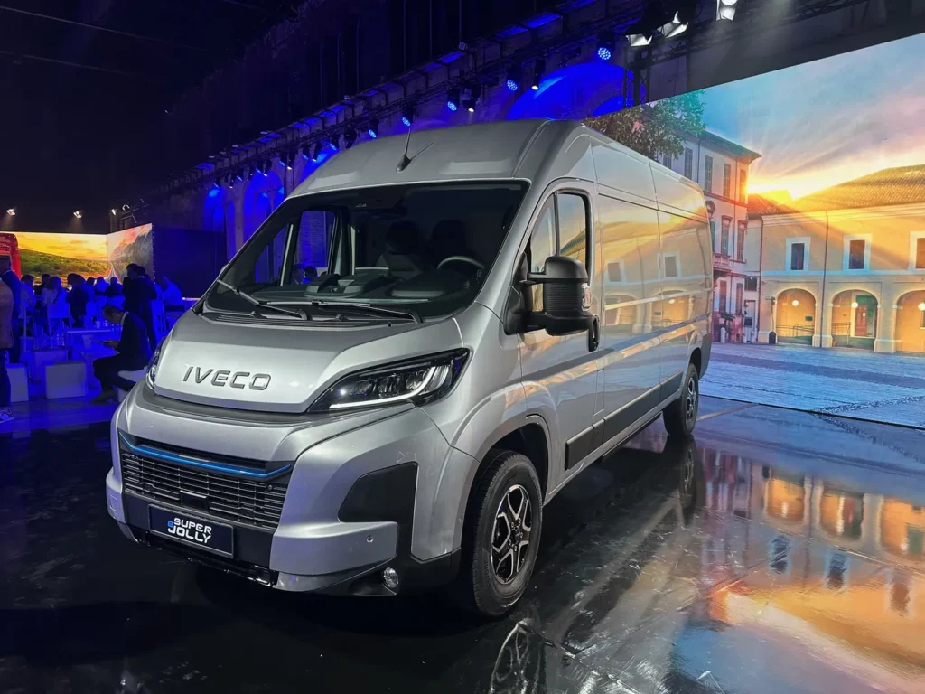 GATE Mobility, joint venture tra DLL (De Lage Landen International), leader globale nelle soluzioni di leasing e finanza aziendale, e Iveco Group, amplia a partire da dicembre la propria offerta di prodotto di mezzi della Casa italiana rivolti alla mobilità elettrica.