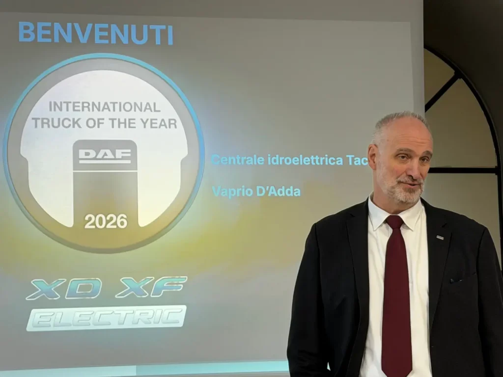 “Sarà una presentazione un po’ al di fuori dei canoni tradizionali, poiché non si parlerà di motori a combustione interna. Come costruttori di camion siamo, infatti, proiettati verso quello che riteniamo sia il futuro del trasporto su strada, nei segmenti della distribuzione urbana, dei collegamenti regionali e della linea, che sarà basato su due pilastri, le trazioni alternative al gasolio e, soprattutto, la connettività” ha preannunciato Massimo Dodoni, Ad di DAF Veicoli Industriali all’inizio della conferenza stampa di fine anno del brand olandese.