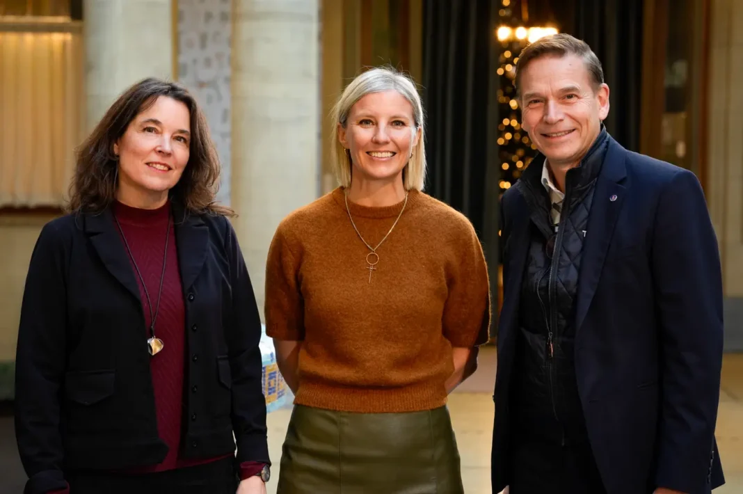 Dal 1° gennaio 2026 Karin Rådström, Presidente e CEO di Daimler Truck, assume anche l’incarico di Presidente del Comitato Veicoli Industriali all’interno dell’ACEA (Association des Constructeurs Européens d’Automobiles), l’Associazione basata a Bruxelles che riunisce sedici player del settore automotive, fra i quali DAF Trucks, Daimler Truck, Ford Trucks, il gruppo Iveco, il gruppo Traton (MAN Truck & Bus e Scania) e il gruppo Volvo (Renault Trucks e Volvo Trucks).