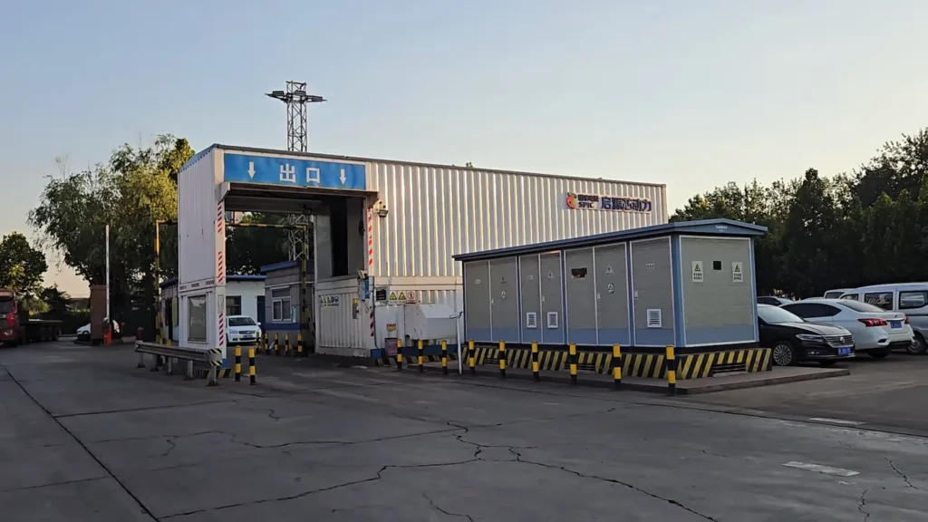 La Cina, da paese high-tech, si sta muovendo con grande rapidità sulla strada della transizione energetica verso le trazioni alternative al gasolio per de-carbonizzare il trasporto su strada.