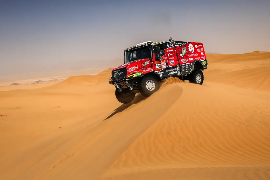 La 48esima edizione della Dakar, il Rally raid più duro e famoso al mondo, mantiene la promessa della vigilia. Quella di essere una competizione super-selettiva che alterna, su un percorso ad anello di circa 8mila chilometri