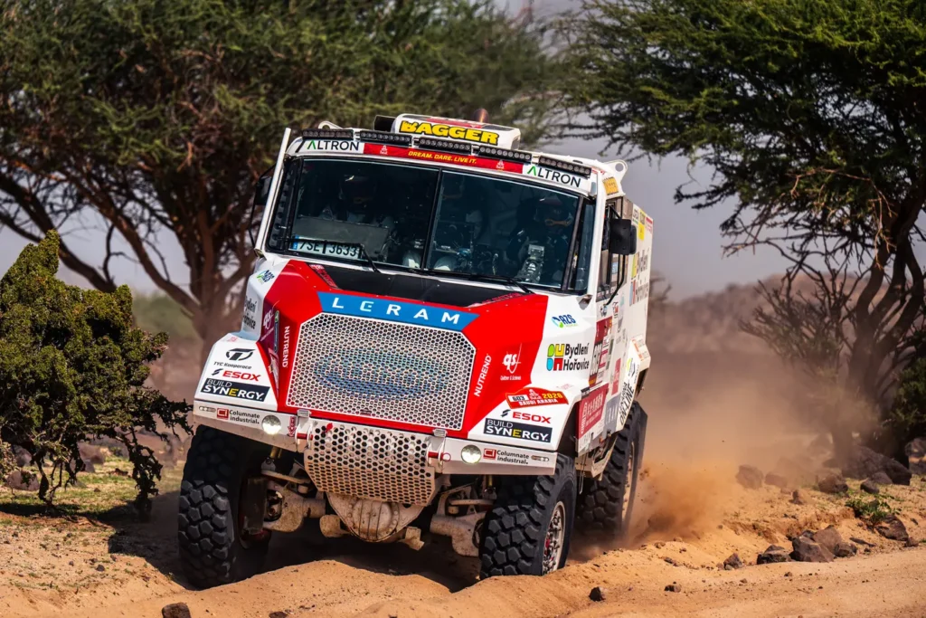 Dopo un percorso durissimo e molto selettivo di circa 8mila chilometri – con 4.800 chilometri di prove speciali cronometrate - fra dune, pietraie e deserti, la Dakar 2026 ha emesso i suoi verdetti. 