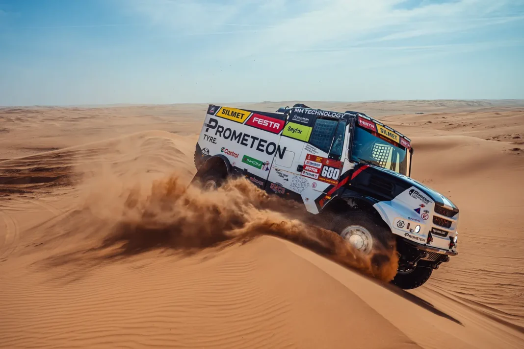 La 48esima edizione della Dakar, il Rally raid più duro e famoso al mondo, mantiene la promessa della vigilia. Quella di essere una competizione super-selettiva che alterna, su un percorso ad anello di circa 8mila chilometri (con 4.900 chilometri di prove speciali) suddiviso in 13 frazioni nella penisola arabica, tratti veloci, tappe extra-lunghe di oltre 900 chilometri, fondi rocciosi, campi di dune e canyon profondi