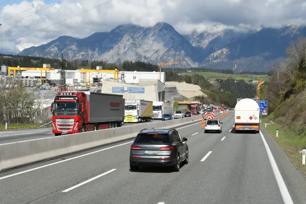 Cali contenuti lo scorso anno per i commerciali leggeri (-4,9%) e i veicoli industriali sopra le 3,5 tonnellate di massa totale a terra (-2,6% secondo i dati di UNRAE e -2,8% secondo quelli diffusi da Anfia) rispetto ai volumi da record del 2024 e un incremento a due cifre (+14,2% o +14,7% secondo le fonti) per il comparto dei trainati.