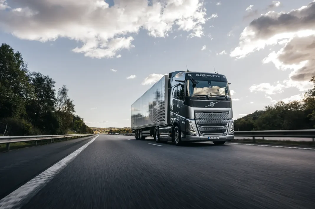 Volvo Trucks aggiunge altri due camion – FH trattore 4x2 ed FH carro 6x2 con cabina standard - alla lista dei modelli che hanno ottenuto il punteggio massimo di 5 stelle su 5 nelle valutazioni di sicurezza del programma europeo Euro NCAP.
