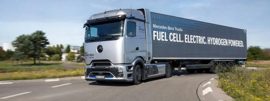 Se la produzione in serie rimane fissata ai primi anni del 2030, il Mercedes‑Benz NextGenH2 Truck, la nuova generazione di camion fuel cell a idrogeno liquefatto di Daimler Truck