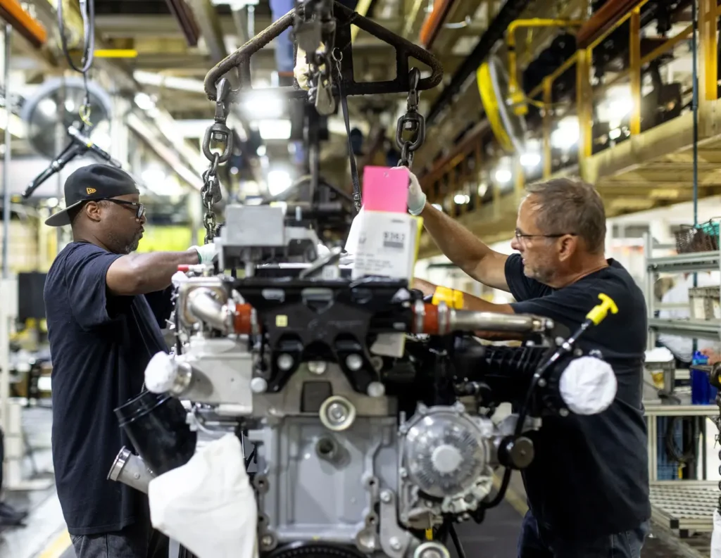 Detroit Diesel, marchio di Daimler Truck North America attivo nella costruzione di motori e componenti per mezzi pesanti, ha recentemente presentato la nuova generazione di propulsori Gen 6, composta dalle unità DD13 (di 13 litri di cilindrata), DD15 (15 litri) e DD16 (16 litri).