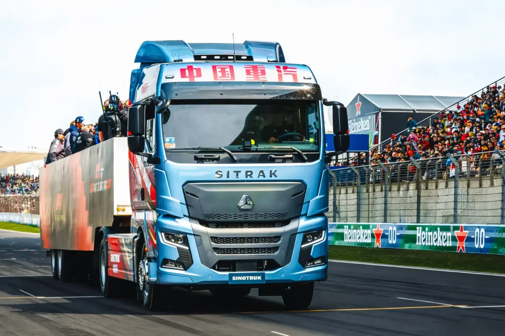 Il 15 marzo scorso, in occasione del Gran Premio della Cina di Formula 1, il Circuito Internazionale di Shanghai ha offerto uno spettacolo fuori dal comune. Protagonisti sono stati i camion di Sinotruck