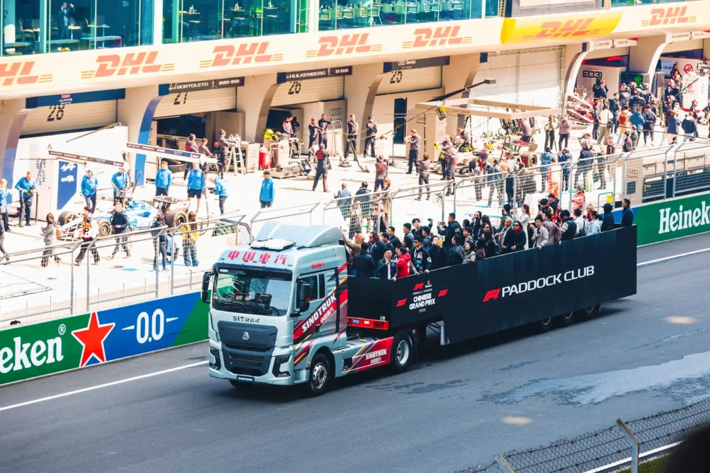 Il 15 marzo scorso, in occasione del Gran Premio della Cina di Formula 1, il Circuito Internazionale di Shanghai ha offerto uno spettacolo fuori dal comune. Protagonisti sono stati i camion di Sinotruck