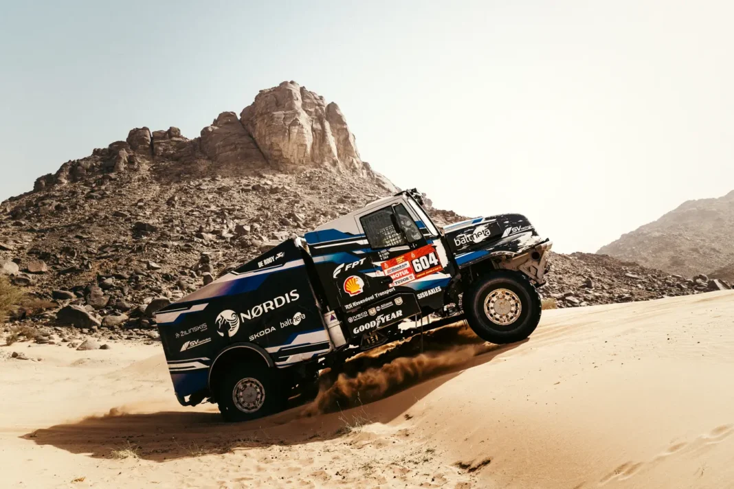 Al secondo tentativo nella categoria camion, il pilota Lituano Vaidotas Žala ce l’ha fatta. Ha vinto il Rally-raid più famoso e duro al mondo, superando avversari blasonati come Ales Loprais, Mitchel van den Brink e Martin Macik.