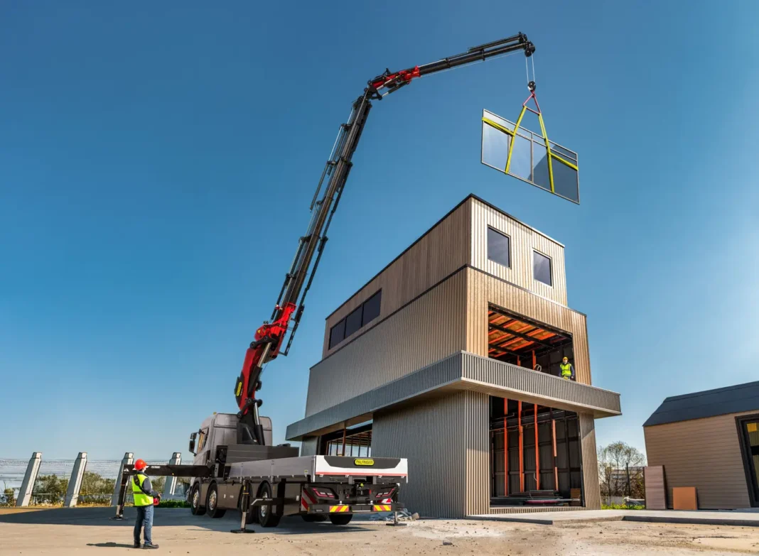 Introdotta sui mercati europei a dicembre dello scorso anno, la gru retrocabina PK 720 TEC si colloca nella gamma heavy del costruttore austriaco, fra la PK 580 TEC e la PK 880 TEC.