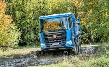 I camion a trazione integrale del costruttore ceco Tatra Trucks, destinati alle missioni offroad più impegnative, hanno caratteristiche progettuali radicalmente diverse da quelle dei mezzi fuoristrada d’impostazione occidentale.