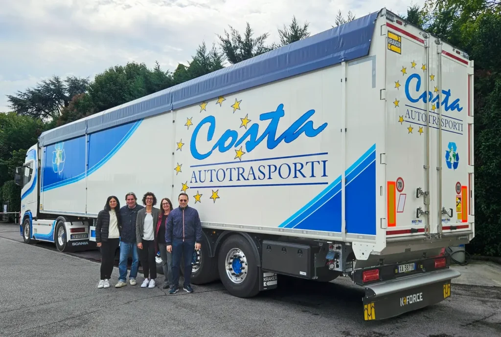 Un nuovo semirimorchio con piano di carico a doghe mobili K-Force del costruttore olandese Kraker – i cui veicoli sono distribuiti in Italia dalla Multitrax di Cremona – è recentemente entrato in servizio presso la Autotrasporti Costa di Carmignano di Brenta (Padova). 