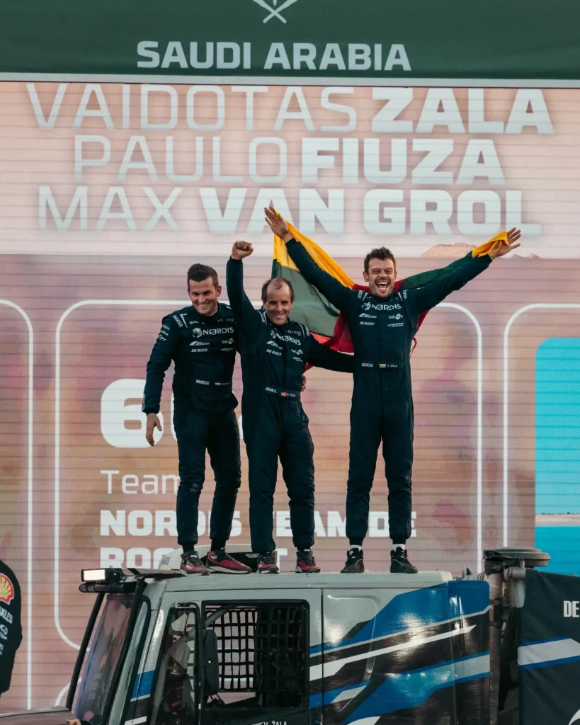 Al secondo tentativo nella categoria camion, il pilota Lituano Vaidotas Žala ce l’ha fatta. Ha vinto il Rally-raid più famoso e duro al mondo, superando avversari blasonati come Ales Loprais, Mitchel van den Brink e Martin Macik. 