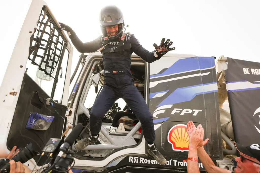 Al secondo tentativo nella categoria camion, il pilota Lituano Vaidotas Žala ce l’ha fatta. Ha vinto il Rally-raid più famoso e duro al mondo, superando avversari blasonati come Ales Loprais, Mitchel van den Brink e Martin Macik. 
