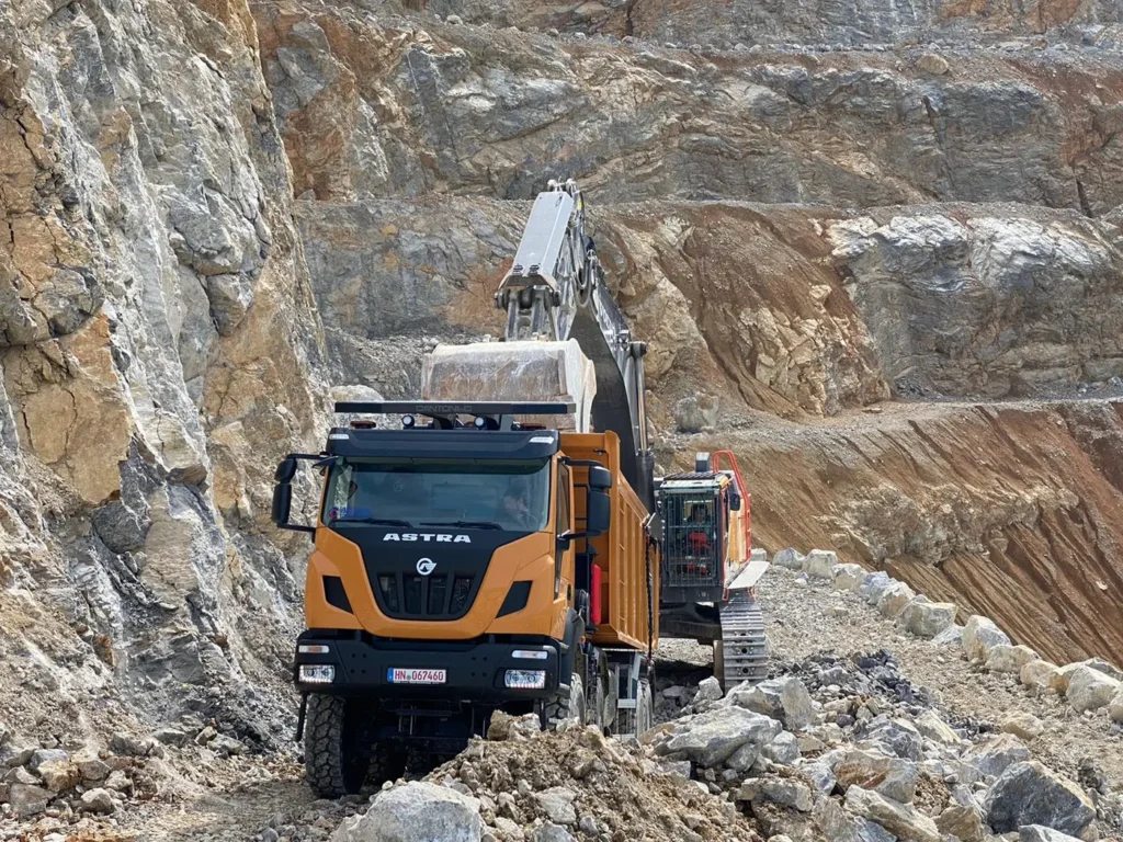 Dall’anno della sua fondazione, il 1946, Astra si è guadagnata la reputazione di costruttore di camion per impieghi offroad estremi, robusti, affidabili e altamente personalizzabili.