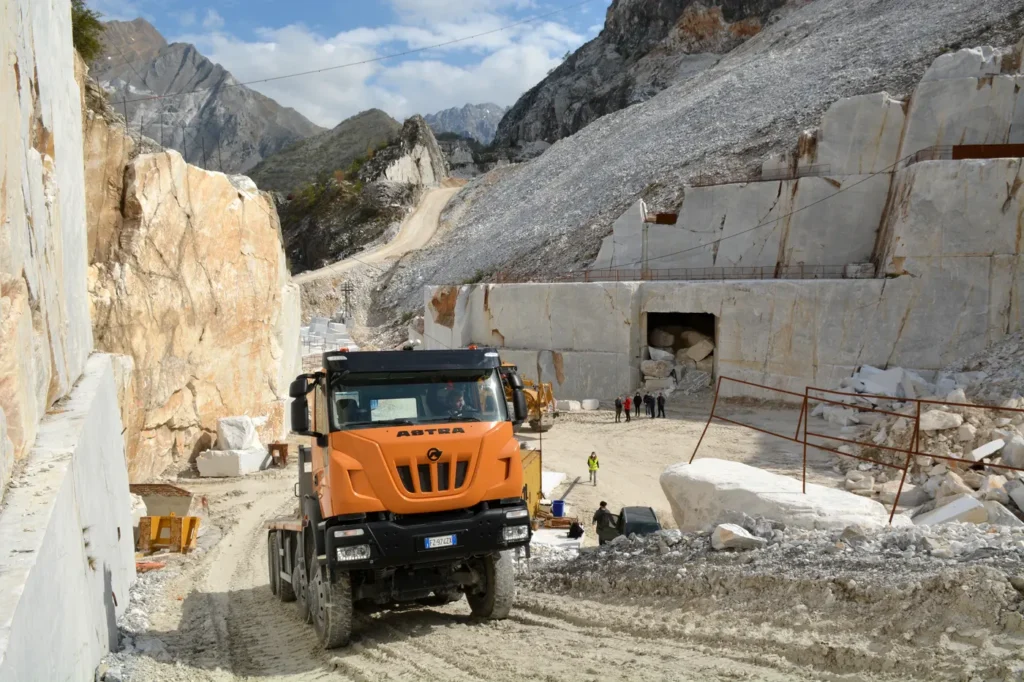 Dall’anno della sua fondazione, il 1946, Astra si è guadagnata la reputazione di costruttore di camion per impieghi offroad estremi, robusti, affidabili e altamente personalizzabili.