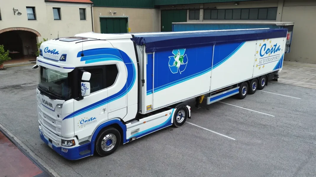 Un nuovo semirimorchio con piano di carico a doghe mobili K-Force del costruttore olandese Kraker – i cui veicoli sono distribuiti in Italia dalla Multitrax di Cremona – è recentemente entrato in servizio presso la Autotrasporti Costa di Carmignano di Brenta (Padova).