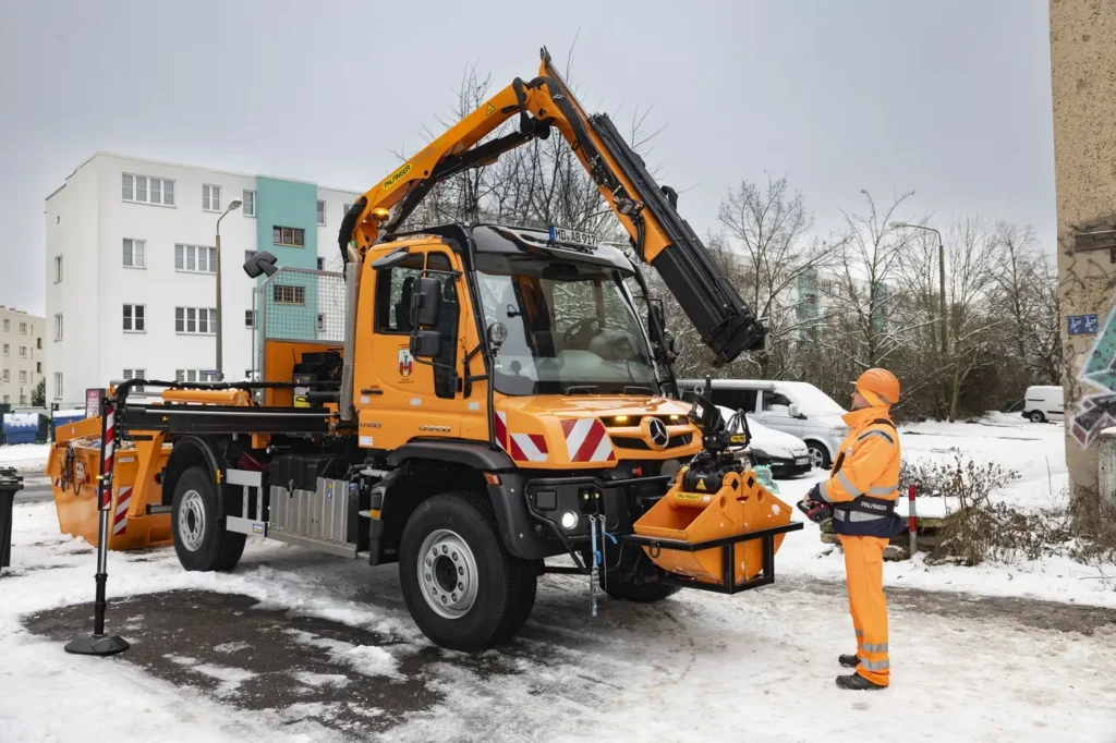 L'Unimog U 530, realizzato in collaborazione con il carrozziere Eggers Fahrzeugbau, è stato sviluppato su specifiche dell'Autorità municipale per la gestione dei rifiuti di Magdeburgo. È dotato di un sistema di sollevamento a gancio Jotha per container a norma DIN 30720 e di una gru Palfinger con benna. Alimentato da un motore da 220 kW (299 CV), l'U 530 di 16,5 tonnellate di massa totale a terra combina un'elevata potenza installata con una capacità di carico ai vertici della categoria. A Magdeburgo, il mezzo viene utilizzato per la rimozione dei rifiuti abbandonati illegalmente e in missioni fuori strada. 