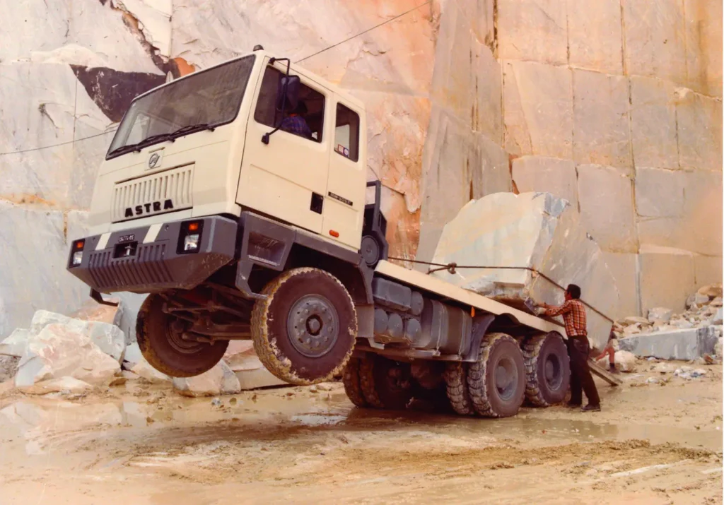 Astra, acronimo di Anonima Sarda Trasporti, celebra quest’anno gli ottant’anni d’attività nella progettazione e produzione di veicoli heavy-duty per missioni di trasporto offroad. 