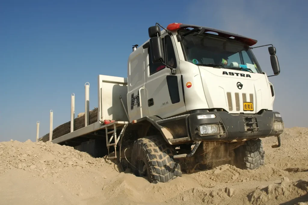 Astra, acronimo di Anonima Sarda Trasporti, celebra quest’anno gli ottant’anni d’attività nella progettazione e produzione di veicoli heavy-duty per missioni di trasporto offroad. 