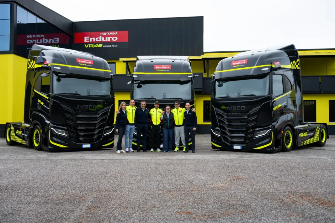 Tre nuovi Iveco S-Way sono stati consegnati oggi al Pertamina Enduro VR46 Racing Team, squadra corse motociclistica che gareggia nella classe regina del motomondiale con i colori del patron Valentino Rossi sulle carene.