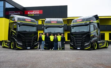 Tre nuovi Iveco S-Way sono stati consegnati oggi al Pertamina Enduro VR46 Racing Team, squadra corse motociclistica che gareggia nella classe regina del motomondiale con i colori del patron Valentino Rossi sulle carene.